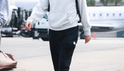 世界杯官方正版软件下载-西6vs西5！湖人官方晒球员登机照：前进高海拔，下一站丹佛