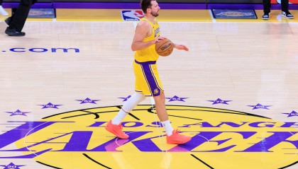 东契奇生涯第100场30+10助 历史第4人 仅次于大O&amp;哈登&amp;詹姆斯