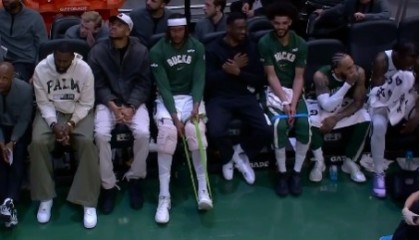 世界杯比赛直播地址-高兴不起来！雄鹿领先20+ 字母哥与众球员在替补席不见笑意